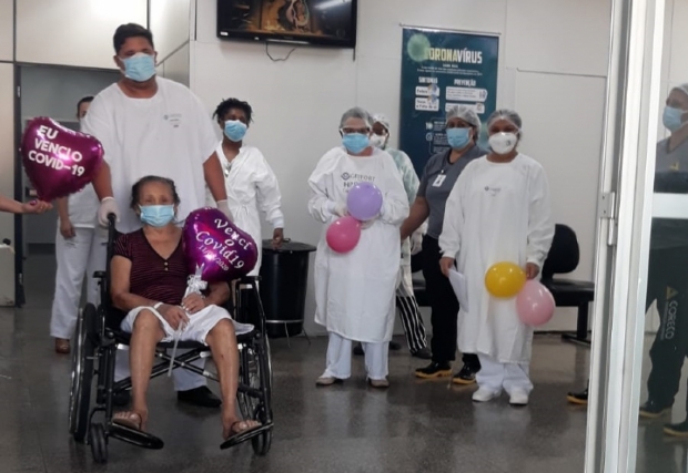 Idosa de 87 anos recebe alta e deixa Hospital Referncia  Covid-19 com comemorao