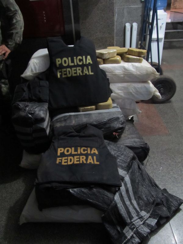 Cerca de 500 quilos de pasta base de cocana so apreendidos pela Polcia Federal na Transpantaneira