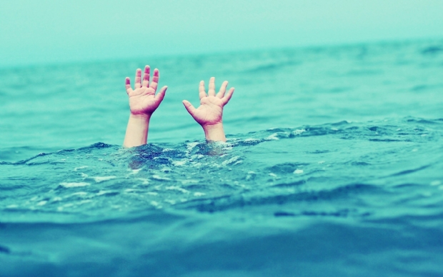 ​Menino de 4 anos morre afogado em lago de stio