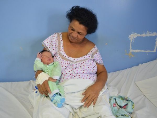 Sebastiana conta trajetria de vida na enfermaria da maternidade
