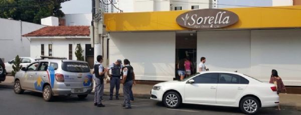 Criminosos armados voltam a assaltar padaria em bairro de luxo da capital