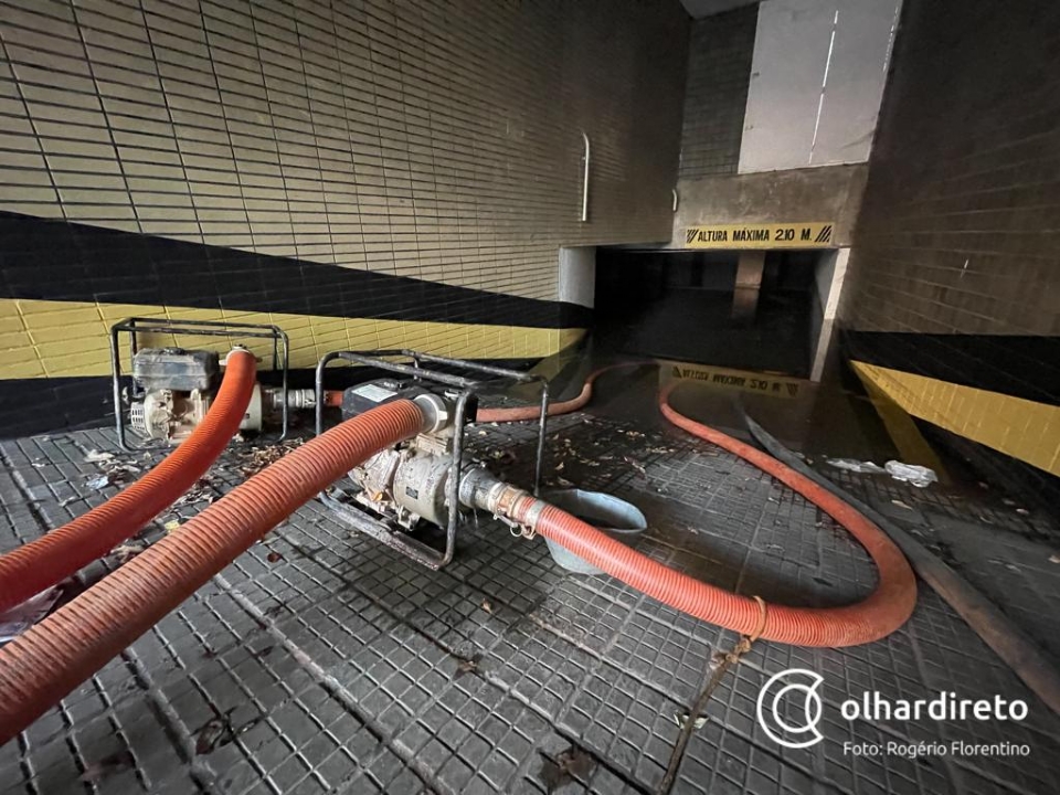 Nascente no subsolo causou alagamento em prédio no Centro de Cuiabá e estrutura não foi comprometida