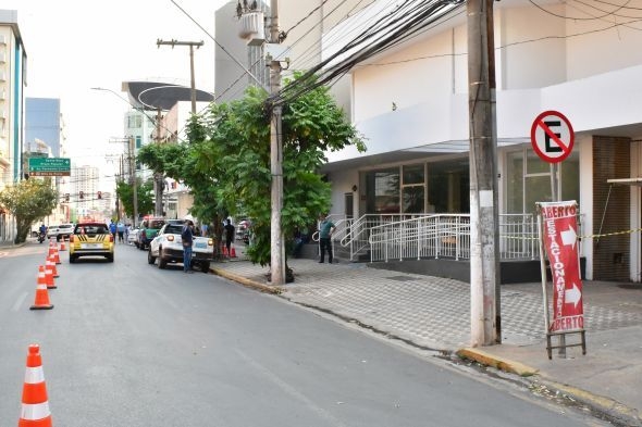 Defesa Civil evacua agncia do Santander aps alagamento no subsolo de prdio no centro de Cuiab