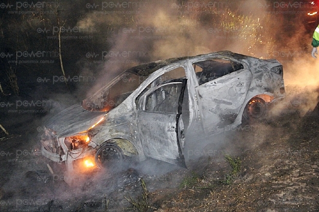 Carro capota e pega fogo aps sair da pista em rodovia federal; ocupantes 'sumiram';  fotos 