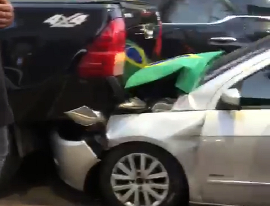 Motorista supostamente embriagado causa engavetamento entre seis veculos durante carreata pr-Bolsonaro;  veja 