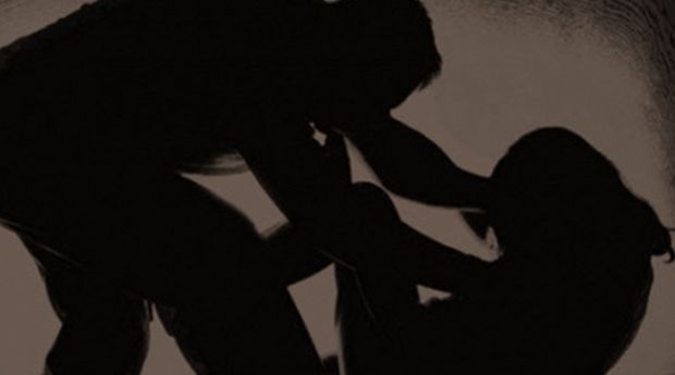 Homem tenta estuprar adolescente e ataca garota com prego em Cuiab