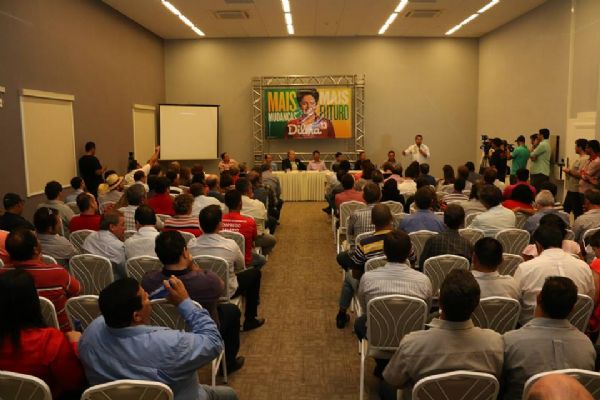 Valtenir Pereira discursa em evento pr-Dilma Rousseff em Cuiab