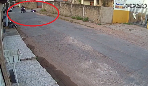 Homem  executado por dupla em motocicleta em Cuiab; veja vdeo
