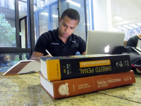 Ex-menino de rua estuda para concurso da Polcia Civil em biblioteca na Asa Sul