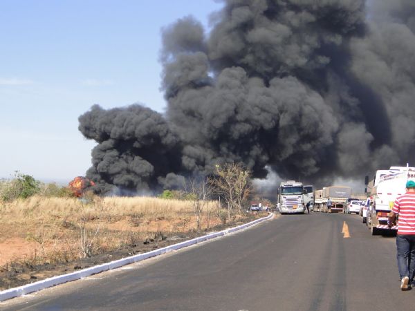 exploso de carreta de combustvel mata uma pessoa no Araguaia