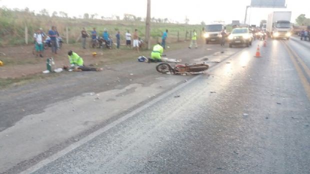 Dois irmos morrem em acidente entre carreta e moto em Vrzea Grande;  veja fotos 