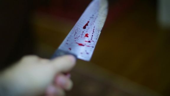 Esposa mata homem a facada aps ser ameaada com rastelo