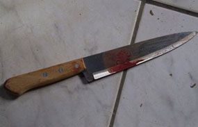 Pai segura homem para filho matar com vrios golpes de faca em bar