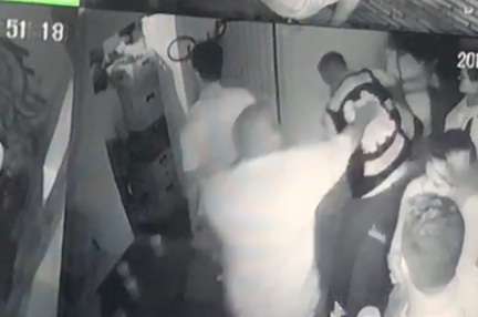 Policial militar  esfaqueado dentro de bar na Praa da Mandioca;  Vdeos