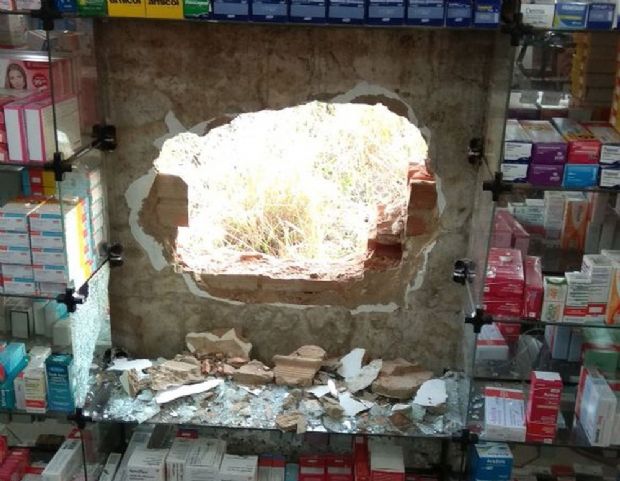 Bandidos abrem buraco em parede e invadem farmcia durante a madrugada