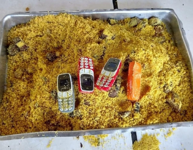 Agentes prisionais apreendem farofa de banana recheada de celulares e chips em doce de goiabada