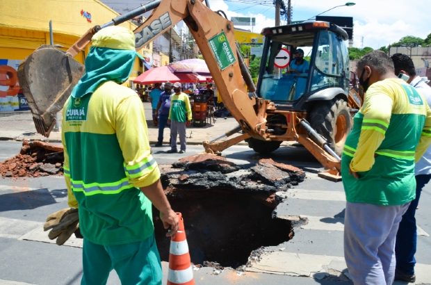 Prefeitura realiza reparo emergencial no cruzamento das avenidas Isaac Pvoas e Prainha