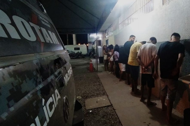 Polcia fecha festa regada a lcool, drogas e menores em Cuiab