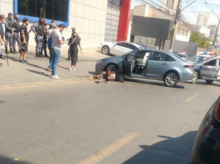 Bandido  baleado pela PM aps roubo em loja de celulares em Cuiab