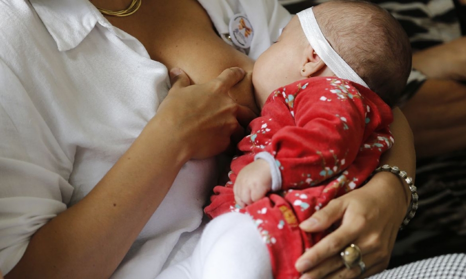 Vacinao de assistentes sociais e lactantes com bebs de at dois anos de idade  autorizada