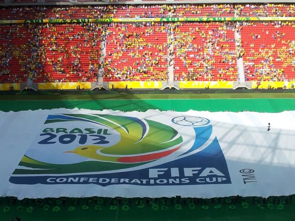 Bandeira da Fifa cobre o gramado durante solenidade de abertura da competio