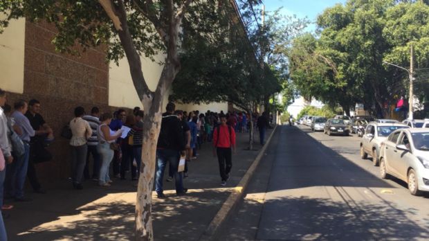 Centenas de pessoas formam fila em frente ao Liceu Cuiabano em busca de iseno em concurso da Seduc