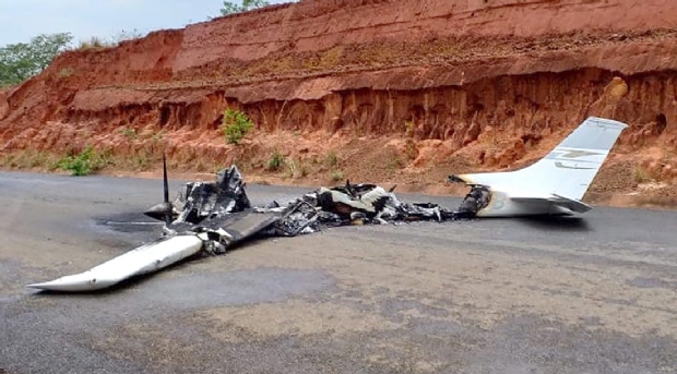 'Restos' de avio que pegou fogo so encontrados em rodovia e PM tenta descobrir o motivo