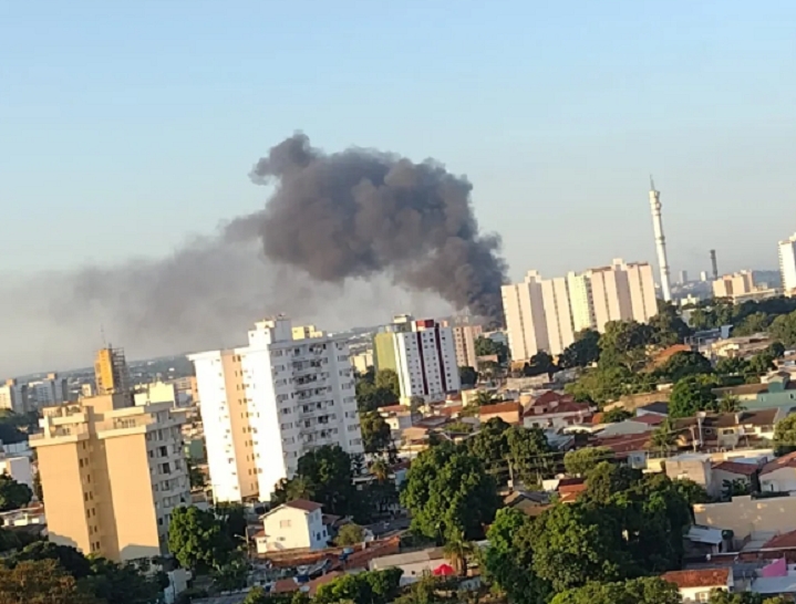 Incndio destri materiais de depsito da Secretaria Estadual de Sade; fotos
