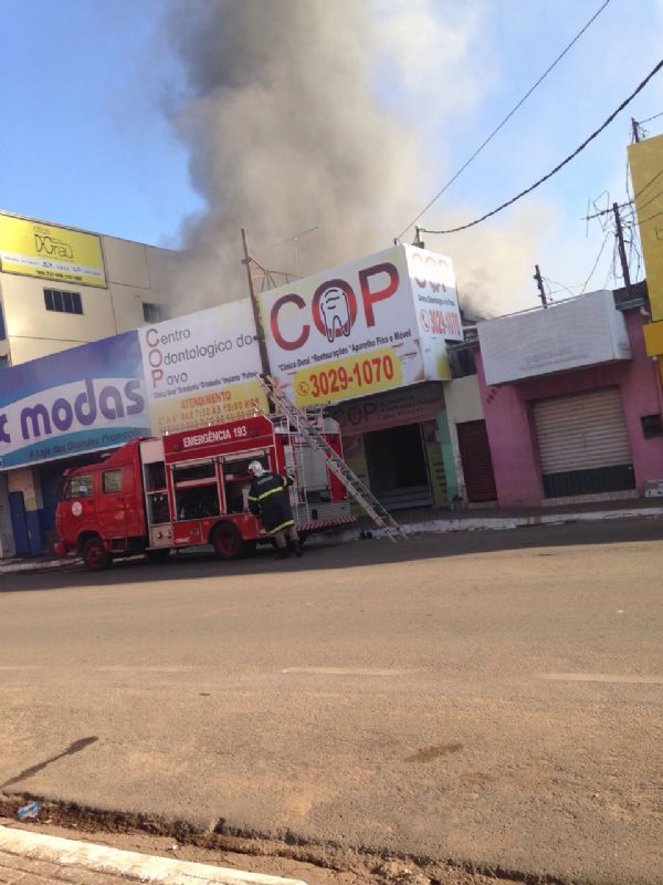 Aps dua horas, bombeiros controlam incndio em loja de roupas instalada em avenida de VG