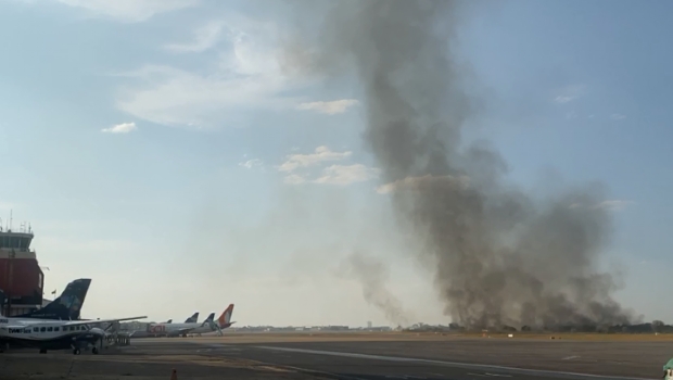 Incndio atinge rea de vegetao no Aeroporto de Cuiab; veja vdeos