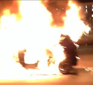 Mercedes  totalmente consumida pelo fogo na Isaac Pvoas e Corpo de Bombeiros  acionado;  vdeo e fotos 
