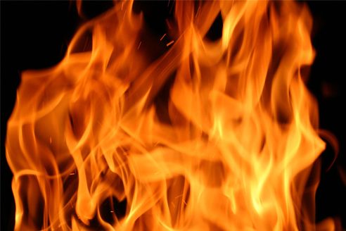 Mulher tenta atear fogo no ex-companheiro e acaba se queimando