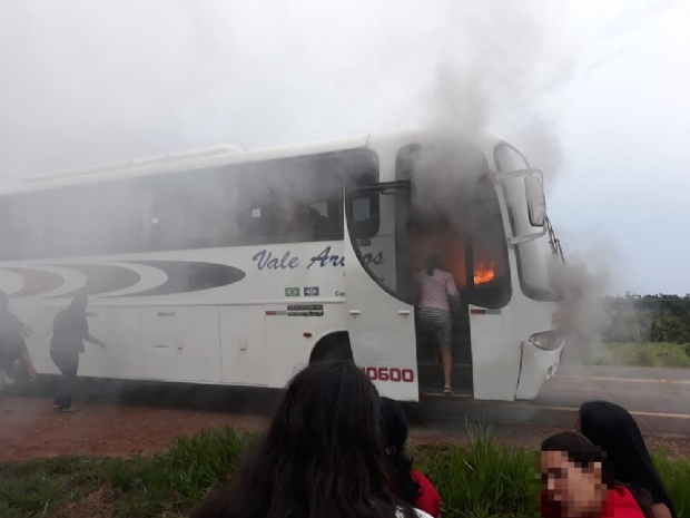 nibus que transportava grupo de evanglicos pega fogo e passageiros so retirados s pressas