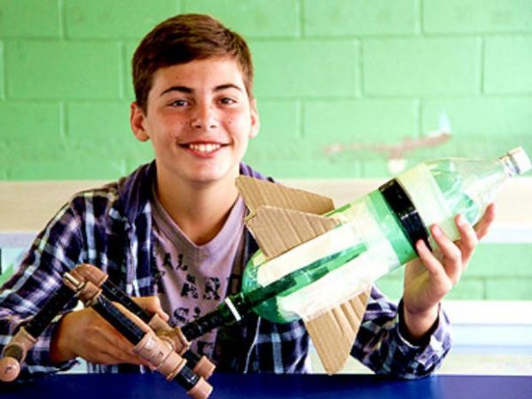 Estudante de 13 anos cria 'foguete' e ganha medalha em concurso