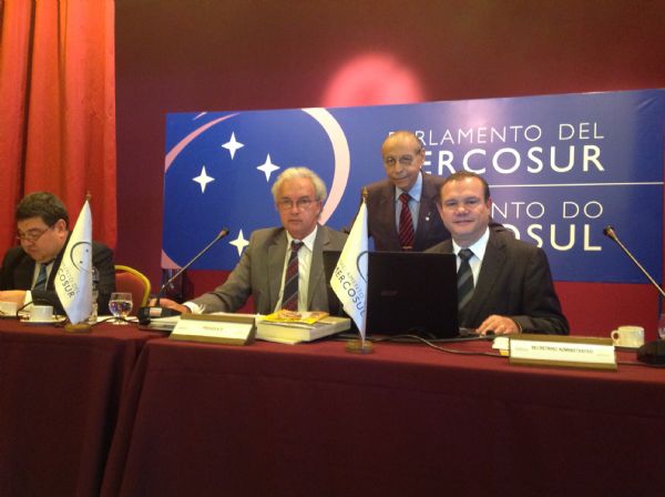 Deputados federais Jlio Campos e Wellington Fagundes com o presidente do Parlasul, Rubn Martnez Huelmo (do Uruguai)