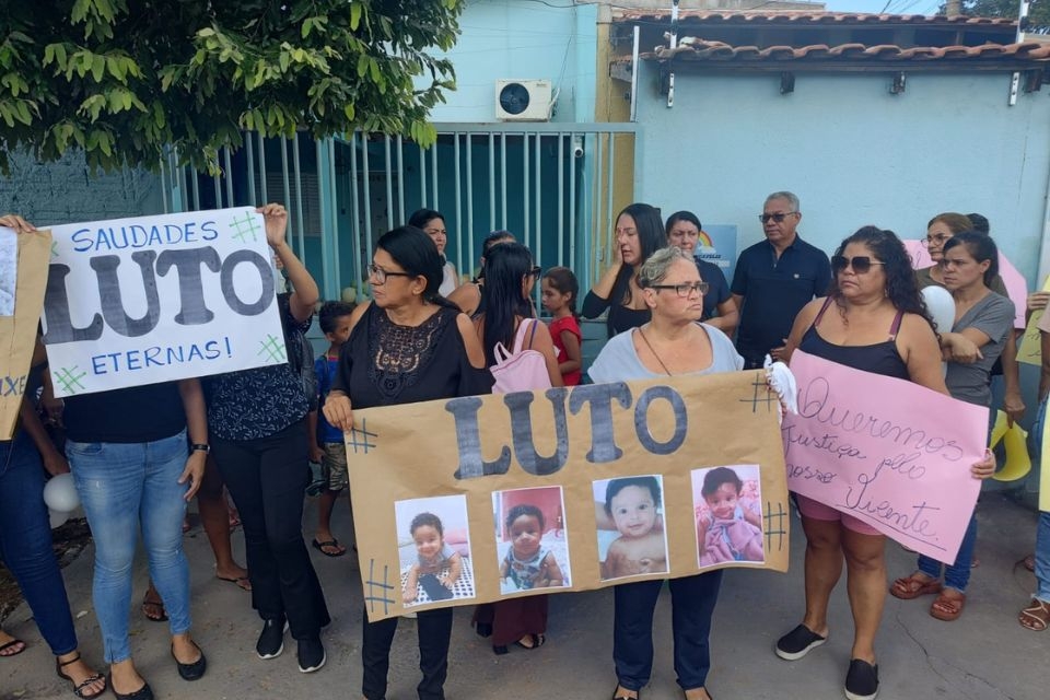 'No foi acidente': familiares e amigos protestam em frente  creche Criana Feliz e pedem Justia por morte de beb; veja vdeo