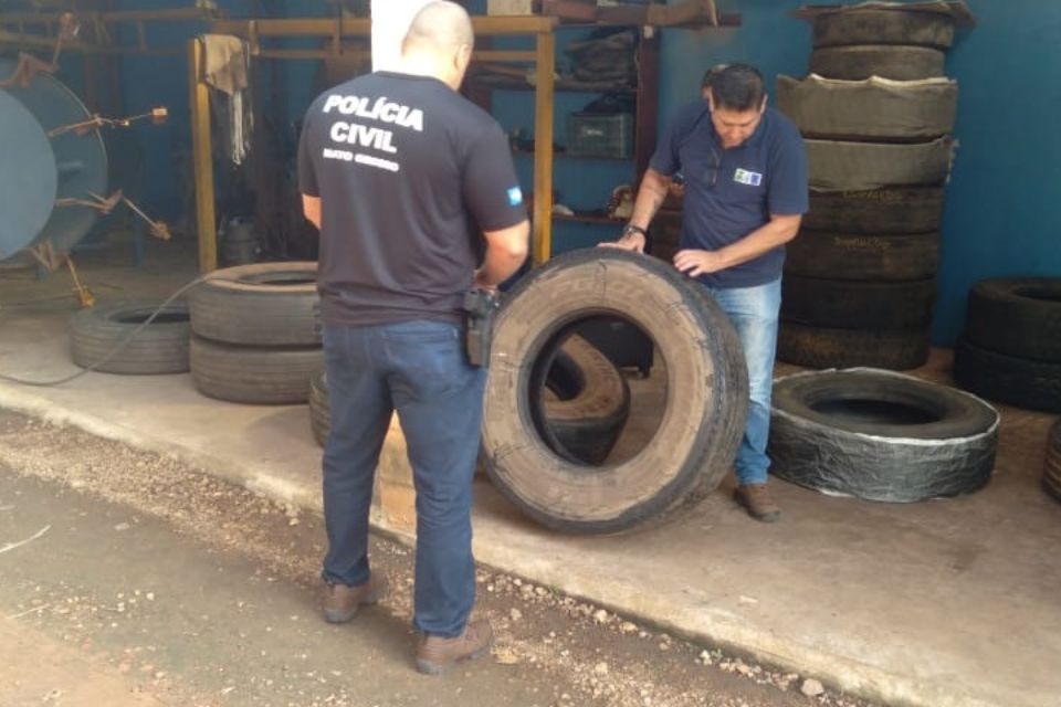 Polcia prende dois e interdita empresa clandestina de recapagem de pneus em Cuiab