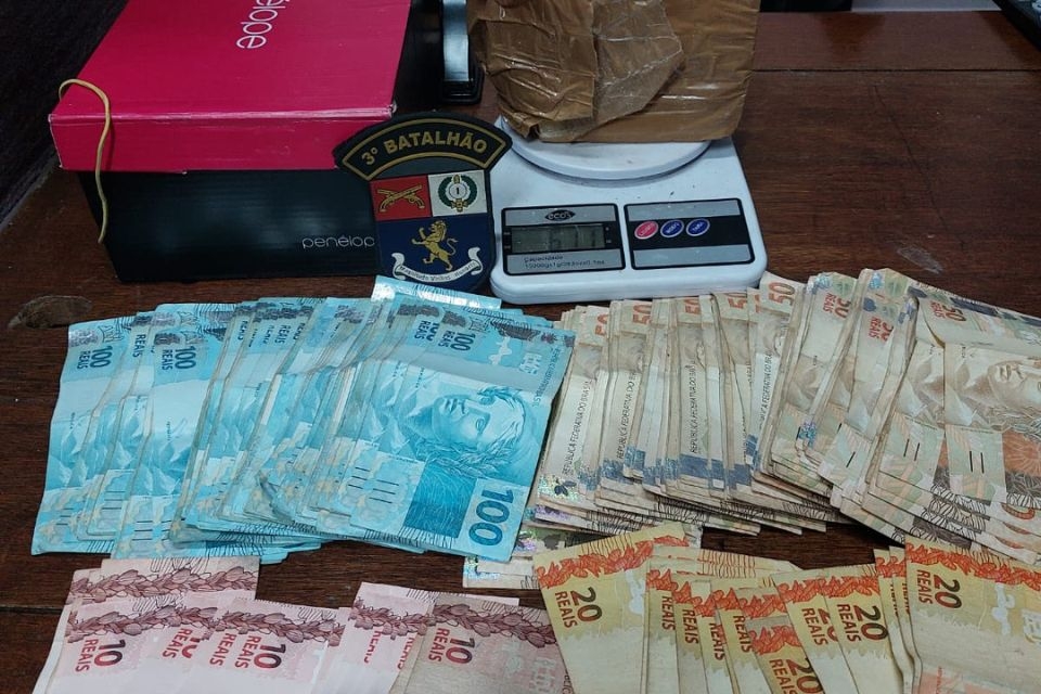 Homem  preso aps ameaar decapitar esposa e filha em Cuiab; droga e dinheiro apreendidos