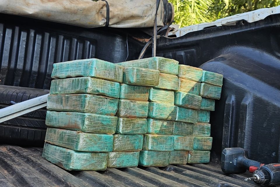 Motorista  preso com 33 tabletes de pasta base de cocana em carroceria de carro em MT