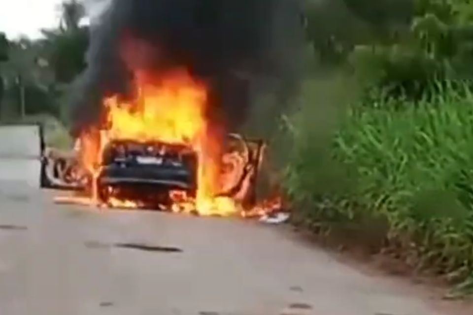 Carro pega fogo em avenida de Cuiab e fica destrudo: veja vdeo