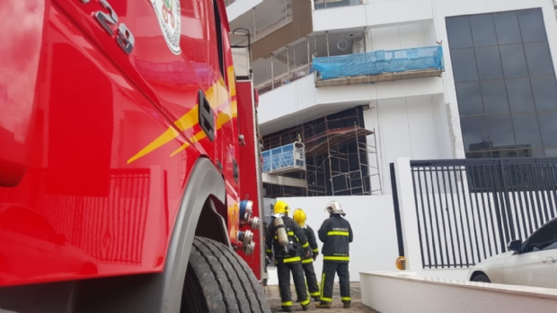 Bombeiros registram princpio de incndio em fiao nas obras de prdio de luxo na capital
