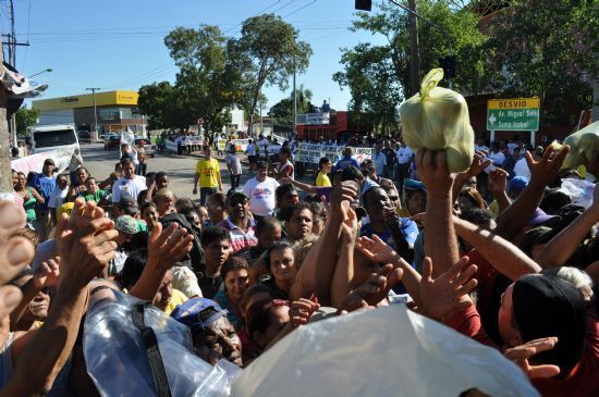 Em manifestaes anteriores, feirantes entregaram frutas  populao