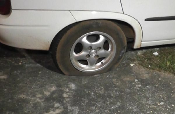Ela furou dois pneus para que o marido no sasse de casa