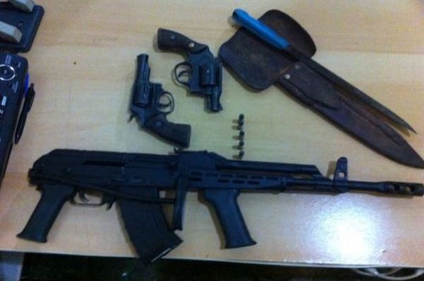 Fuzil AK47 e dois revlveres foram apreendidos pela PM nesta quinta-feira