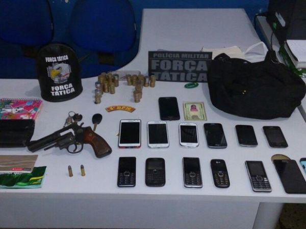 Polcia apreende 13 celulares e arma com gangue de adolescentes