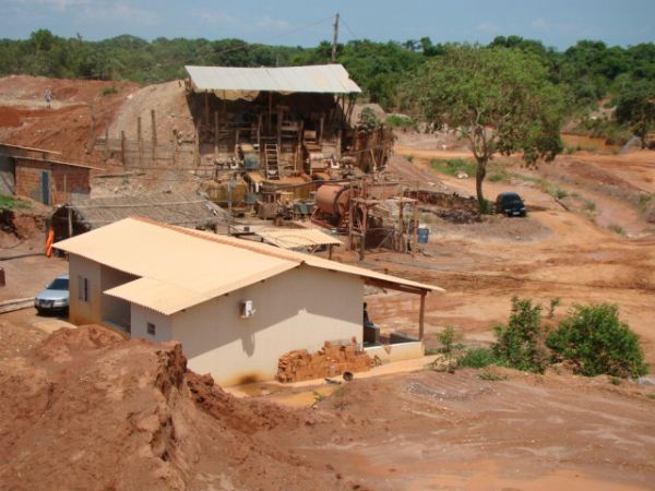 Fiscalizao multa garimpo ilegal em R$ 1 milho; barragem apresenta fissuras