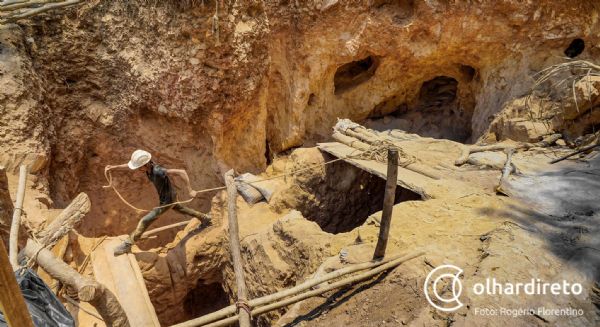 Garimpeiros ainda trabalham em escavao que desmoronou em Pontes e Lacerda