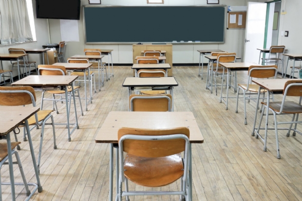 Governo do Estado avalia reiniciar aulas de forma no-presencial e contratar os interinos