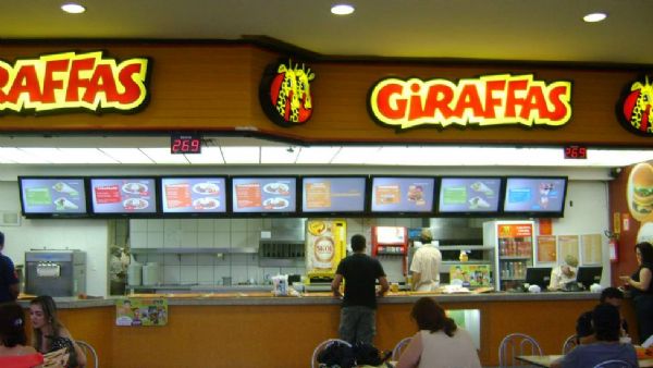 Dupla rouba R$ 4 mil do restaurante da rede Giraffas na avenida Fernando Corra