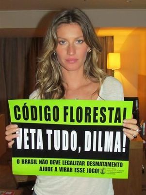 Foto divulgada no Facebook mostra a modelo com cartaz contra o Cdigo Florestal